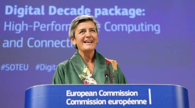 AB Komisyonu Başkan Yardımcısı Margrethe Vestager ve AB Komiseri Thierry Breton 18 Eylül 2020 'de Brüksel, Belçika' da düzenlenen basın toplantısına katıldılar..