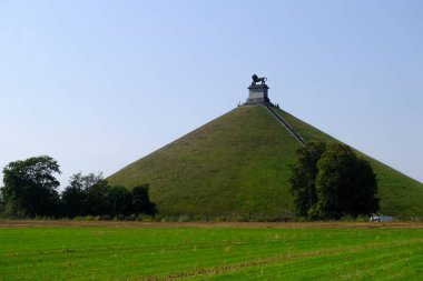 Belçika 'nın Waterloo şehrinde 19 Eylül 2020 tarihinde gerçekleşen savaşın anısına Braine-l' Alleud belediyesinde bulunan ünlü aslan tepesi (Butte du Lion) manzarası..