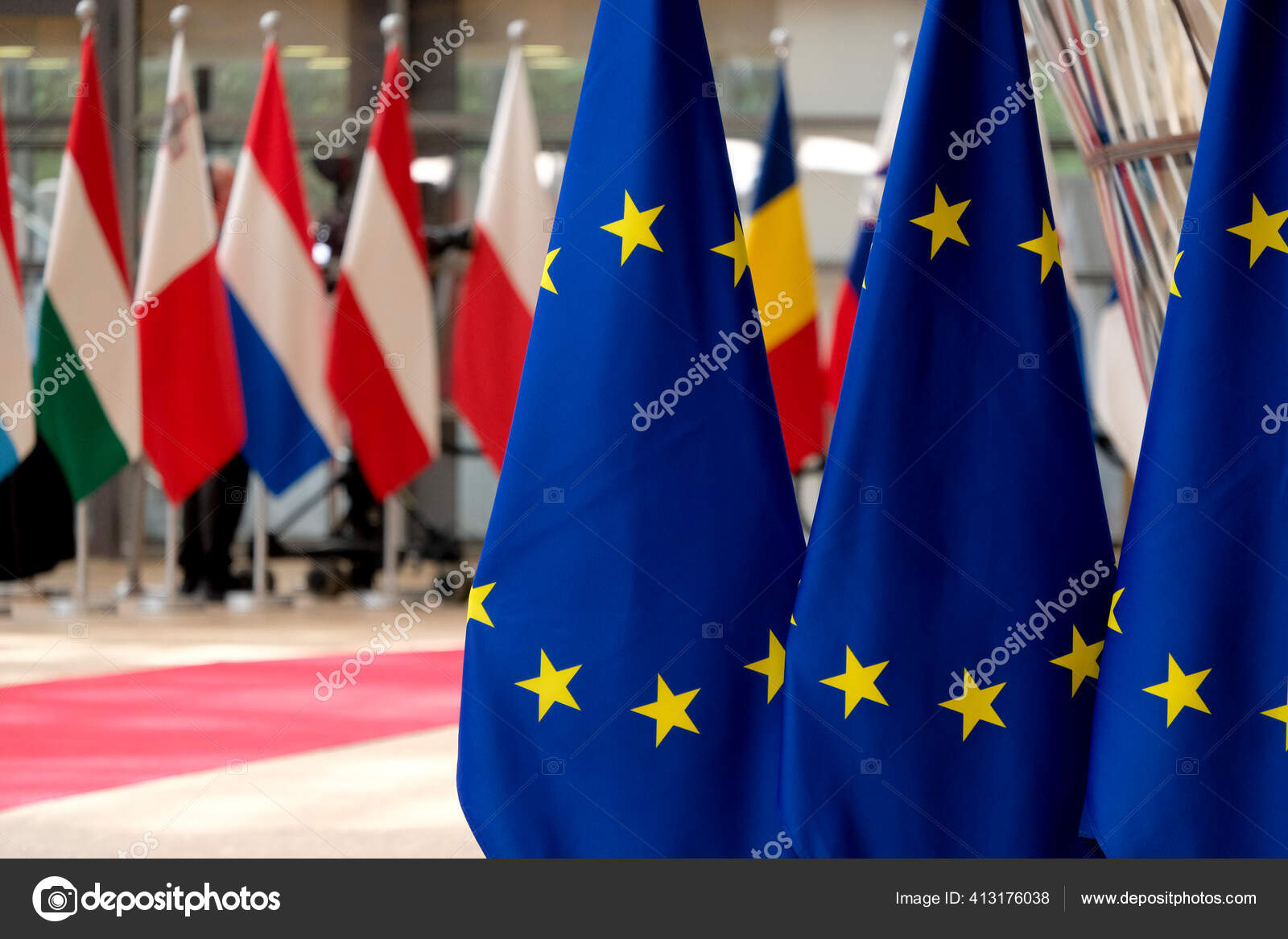 欧州旗は年7月日にベルギーのブリュッセルにあるeu理事会議事堂に立つ ストックエディトリアル用写真 C Ale Mi 欧州旗は年7月日にベルギーのブリュッセルにあるeu理事会議事堂に立つ ストックエディトリアル用写真 C Ale Mi