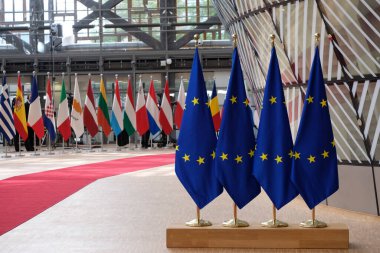 20 Temmuz 2020 'de Brüksel, Belçika' daki AB Konseyi binasında Avrupa bayrakları duruyor.