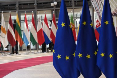 20 Temmuz 2020 'de Brüksel, Belçika' daki AB Konseyi binasında Avrupa bayrakları duruyor.