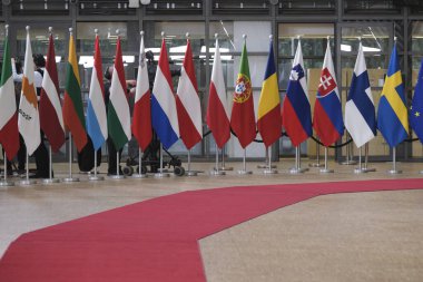 Avrupa Konseyi bayrakları 17 Temmuz 2020 'de Brüksel, Belçika' daki AB Konseyi binasında.