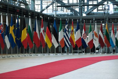 Avrupa Konseyi bayrakları Brüksel, Belçika 'daki AB Konseyi binasında 16 Temmuz 2020.