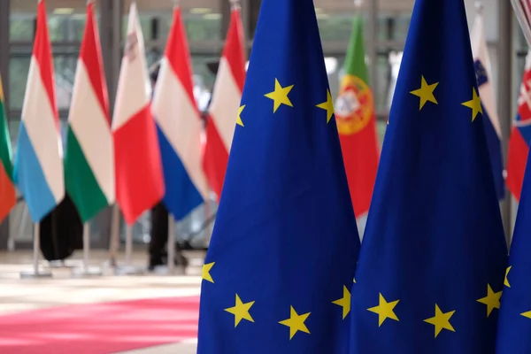 Europeiska Flaggor Står Rådets Byggnad Bryssel Den Juli 2020 — Stockfoto