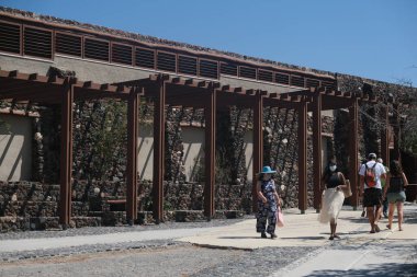 Tarih öncesi Akrotiri şehrinin dış görünüşü, MÖ 1500 yılına kadar Neolitik Çağ 'da yaşamış, yıkıcı bir patlama her şeyi yok etmişti. Santorini, Yunanistan, 17 Ağustos 2020