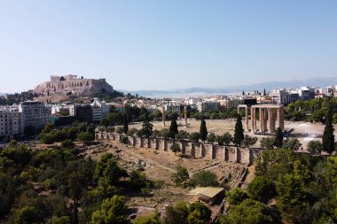 2 Eylül 2020 'de Yunanistan' ın Atina kentindeki Akropolis ve Olympian Zeus tapınağının havadan görünüşü ve kalıntıları.