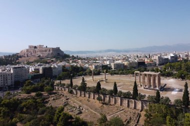 2 Eylül 2020 'de Yunanistan' ın Atina kentindeki Akropolis ve Olympian Zeus tapınağının havadan görünüşü ve kalıntıları.