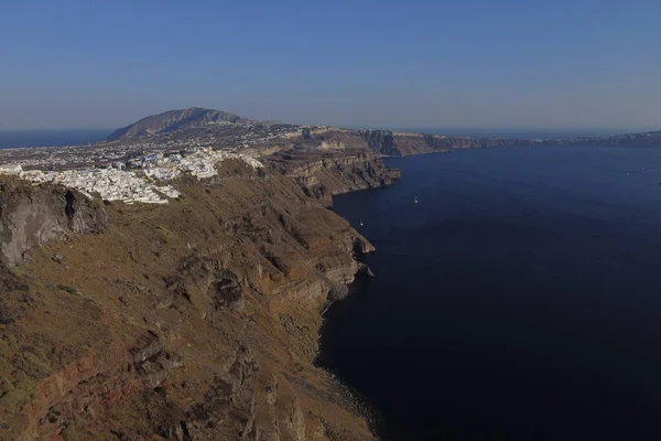 2020年8月18日にギリシャ キクラデス州サントリーニ島の火山を見下ろす崖の上に建てられたイメロヴィグリの有名な村の空中写真 — ストック写真