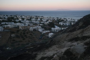 12 Ağustos 2020 'de Yunanistan' ın Santorini adasındaki Kamari köyü yakınlarında yanan ateşten duman yükseliyor