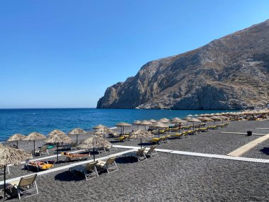 12 Ağustos 2020 'de Yunanistan' ın Santorini adasındaki Kamari plajında şemsiyeler ve güneşlikler..