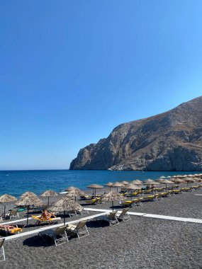 12 Ağustos 2020 'de Yunanistan' ın Santorini adasındaki Kamari plajında şemsiyeler ve güneşlikler..