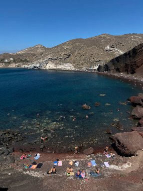 14 Ağustos 2020 'de Yunanistan' ın Santorini adasındaki Kızıl Kumsal manzarası.