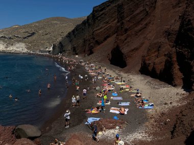 14 Ağustos 2020 'de Yunanistan' ın Santorini adasındaki Kızıl Kumsal manzarası.