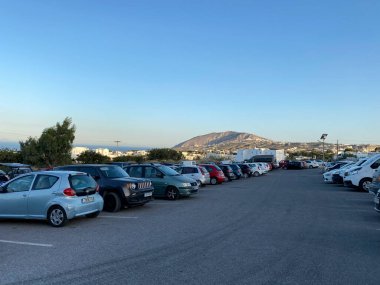 15 Ağustos 2020 'de Yunanistan' ın Santorini kentinde büyük bir asfalt park yerinde araba parkı.