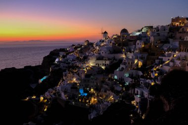 13 Ağustos 2020 'de Yunanistan' ın Santorini adasındaki Oia şatosundan gün batımının görüntüsü