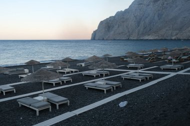 12 Ağustos 2020 'de Yunanistan' ın Kamari plajında boş güneşlikler