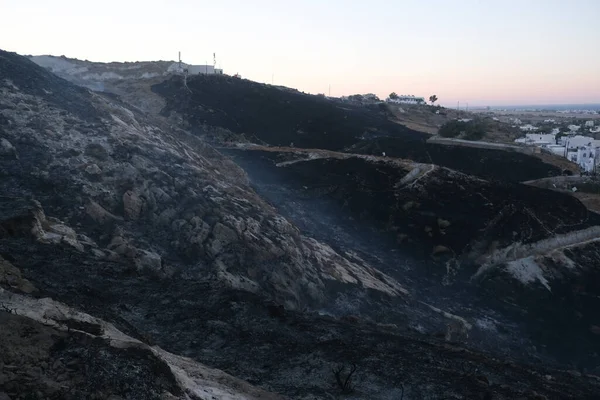 Дым Поднимается Пожара Около Деревни Камари Греческом Острове Санторини Августа — стоковое фото