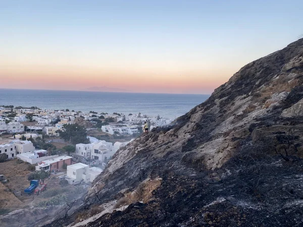 Bombeiros Voluntários Trabalham Para Extinguir Incêndio Aldeia Kamari Ilha Santorini — Fotografia de Stock