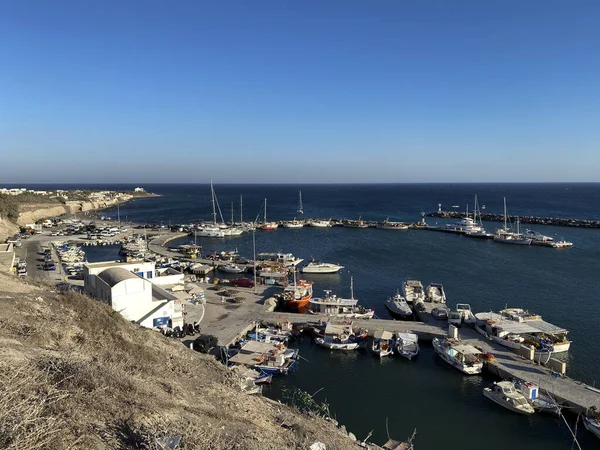 Jachtok Hajók Kikötőben Vlichada Falu Görög Sziget Santorini Augusztus 2020 — Stock Fotó
