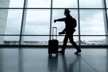 24 Temmuz 2020 'de Zaventem' deki Brüksel uluslararası havaalanında yüz maskesi takan gezginler