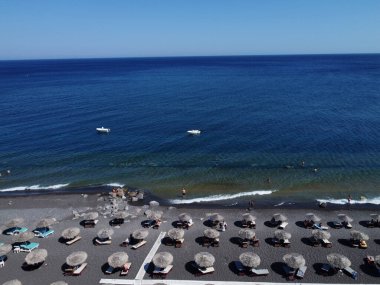 13 Ağustos 2020 'de Yunanistan' ın Santorini kentindeki Perissa plajının en iyi manzarası..