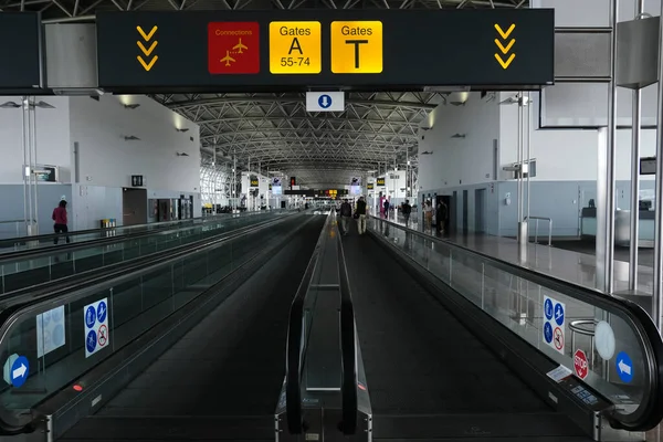 Travelers Wearing Face Mask Walk Nearly Empty Brussels International Airport — Stock Photo, Image