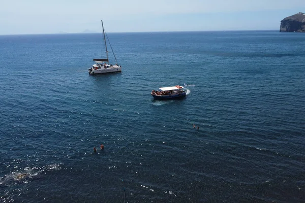 Catamarã Barco Vela Visto Perto Praia Branca Ilha Santorini Grécia — Fotografia de Stock