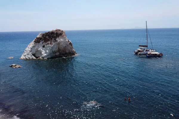 Catamarán Veleros Visto Cerca Playa Blanca Isla Santorini Grecia Agosto —  Fotos de Stock