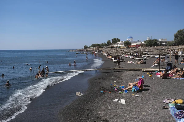 Άνθρωποι Απολαμβάνουν Την Ηλιόλουστη Μέρα Και Θάλασσα Στην Παραλία Της — Φωτογραφία Αρχείου