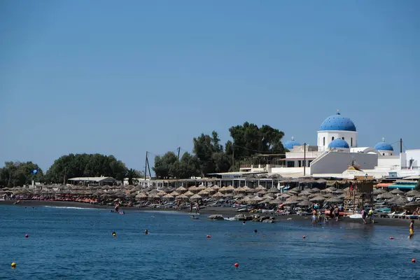 Gente Disfruta Del Día Soleado Mar Playa Perissa Santorini Grecia —  Fotos de Stock