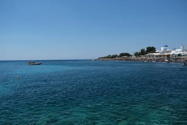 2020年8月13日 在希腊圣托里尼 人们在佩丽萨海滩享受阳光普照的日子和大海 — 图库照片