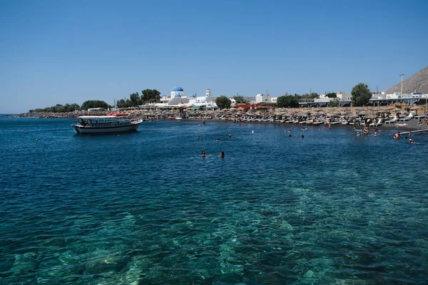2020年8月13日 在希腊圣托里尼 人们在佩丽萨海滩享受阳光普照的日子和大海 — 图库照片