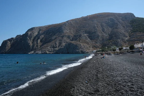 Menschen Entspannen Sich Strand Kamari Beach Santorin Griechenland August 2020 — Stockfoto