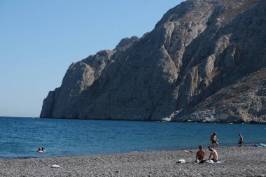 İnsanlar 12 Ağustos 2020 'de Yunanistan' ın Santorini kentindeki Kamari Plajı 'nda dinleniyorlar..