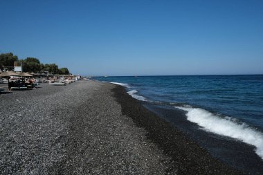 İnsanlar 12 Ağustos 2020 'de Yunanistan' ın Santorini kentindeki Kamari Plajı 'nda dinleniyorlar..
