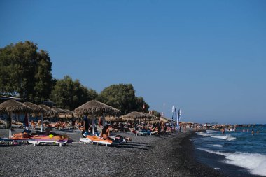 İnsanlar 12 Ağustos 2020 'de Yunanistan' ın Santorini kentindeki Kamari Plajı 'nda dinleniyorlar..