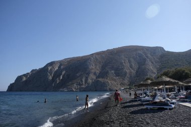 İnsanlar 12 Ağustos 2020 'de Yunanistan' ın Santorini kentindeki Kamari Plajı 'nda dinleniyorlar..
