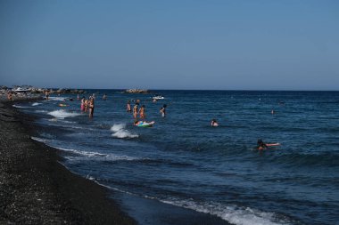 İnsanlar 12 Ağustos 2020 'de Yunanistan' ın Santorini kentindeki Kamari Plajı 'nda dinleniyorlar..