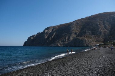 İnsanlar 12 Ağustos 2020 'de Yunanistan' ın Santorini kentindeki Kamari Plajı 'nda dinleniyorlar..