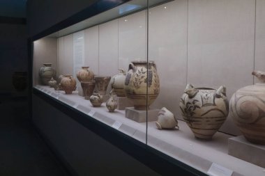 Ziyaretçiler, 15 Ağustos 2020 'de Yunanistan' daki Fira Arkeoloji Müzesi 'nde rehberli bir tura çıktılar..