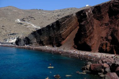 14 Ağustos 2020 'de Yunanistan' ın Santorini adasındaki ünlü Kızıl Kumsal manzarası