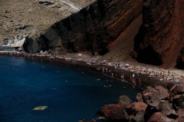 14 Ağustos 2020 'de Yunanistan' ın Santorini adasındaki ünlü Kızıl Kumsal manzarası