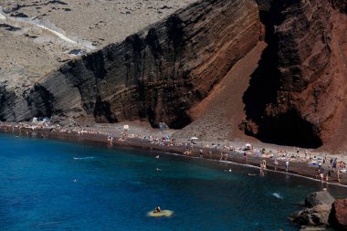 14 Ağustos 2020 'de Yunanistan' ın Santorini adasındaki ünlü Kızıl Kumsal manzarası
