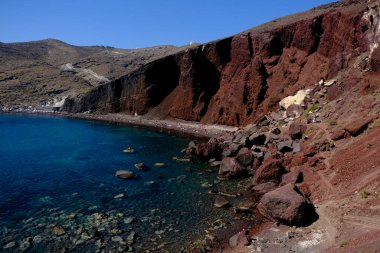 14 Ağustos 2020 'de Yunanistan' ın Santorini adasındaki ünlü Kızıl Kumsal manzarası