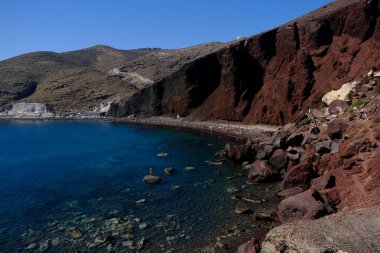 14 Ağustos 2020 'de Yunanistan' ın Santorini adasındaki ünlü Kızıl Kumsal manzarası