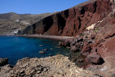 14 Ağustos 2020 'de Yunanistan' ın Santorini adasındaki ünlü Kızıl Kumsal manzarası