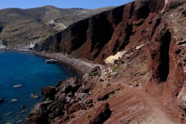 14 Ağustos 2020 'de Yunanistan' ın Santorini adasındaki ünlü Kızıl Kumsal manzarası