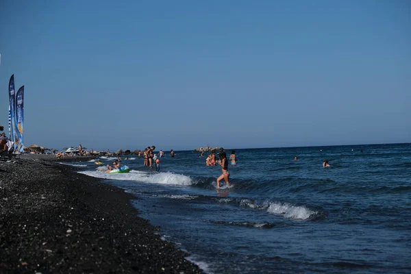 Lidé Relaxující Pláži Kamari Beach Santorini Řecko Srpna 2020 — Stock fotografie
