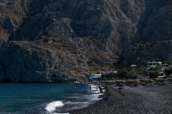 Personas Que Relajan Playa Kamari Beach Santorini Grecia Agosto 2020 —  Fotos de Stock