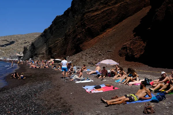 Emberek Élvezik Napos Időjárás Ahogy Úszni Tengerben Vörös Strand Santorini — Stock Fotó